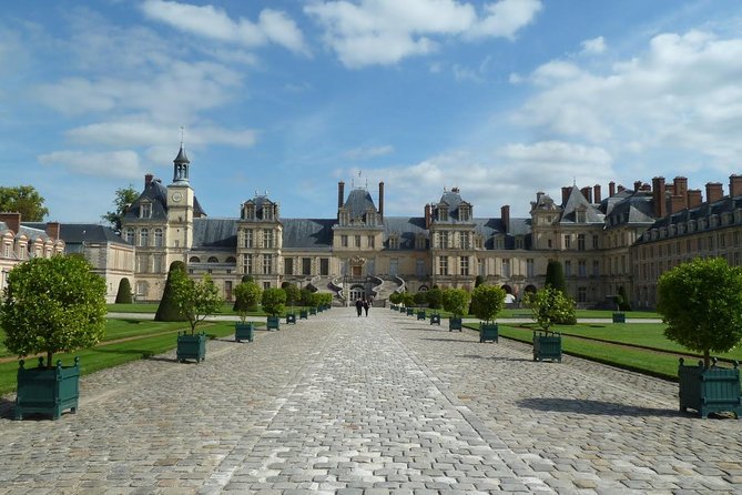 Round Transfer to Fontainebleau and Vaux Le Vicomte From Paris - Pickup Details