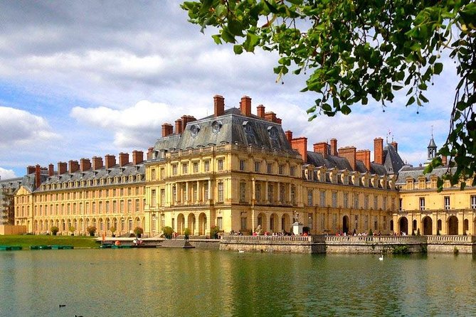 Round Transfer to Fontainebleau and Vaux Le Vicomte From Paris - Total Review Count