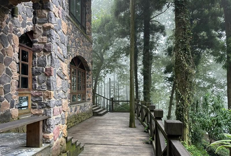Round Trip from Hangzhou to Moganshan: Sword Pond + Mao Zedongs Residence + Chiang Kai-sheks Official Residence + Luhua Dang Park One-Day Tour - Luhua Dang Park and a mountaintop lunch