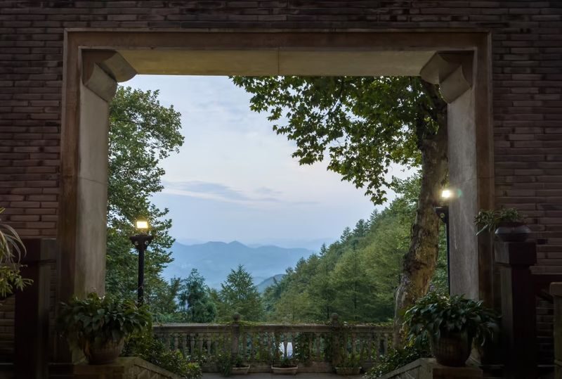 Round Trip from Hangzhou to Moganshan: Sword Pond + Mao Zedongs Residence + Chiang Kai-sheks Official Residence + Luhua Dang Park One-Day Tour - Banshan Church and the walk toward Sword Pond