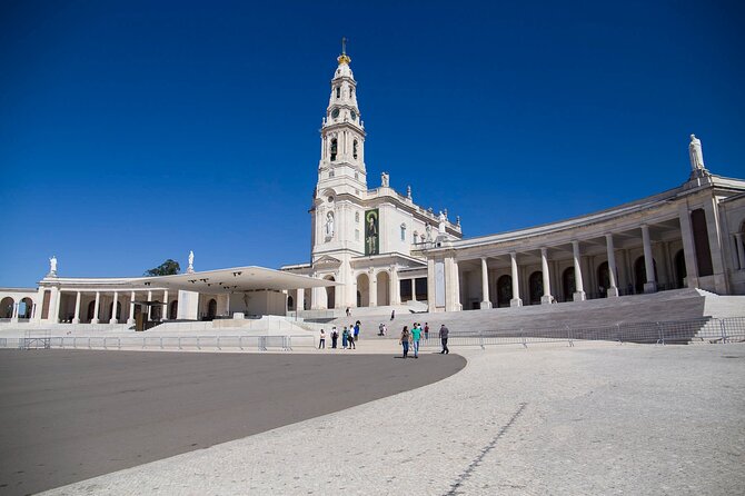 Round Trip Private Transfer to Fátima and Batalha From Lisbon - Booking Confirmation and Accessibility