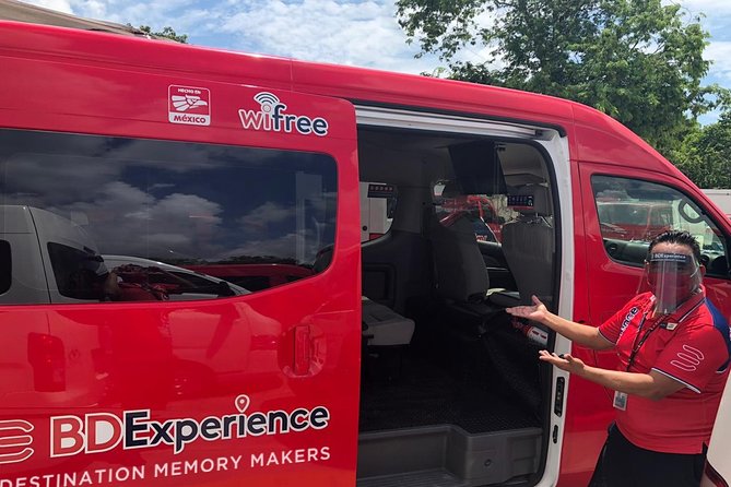 Round Trip Private Transfer Van-Airport-Hotel-Airport- Puerto Aventuras - Meeting and Pickup Options