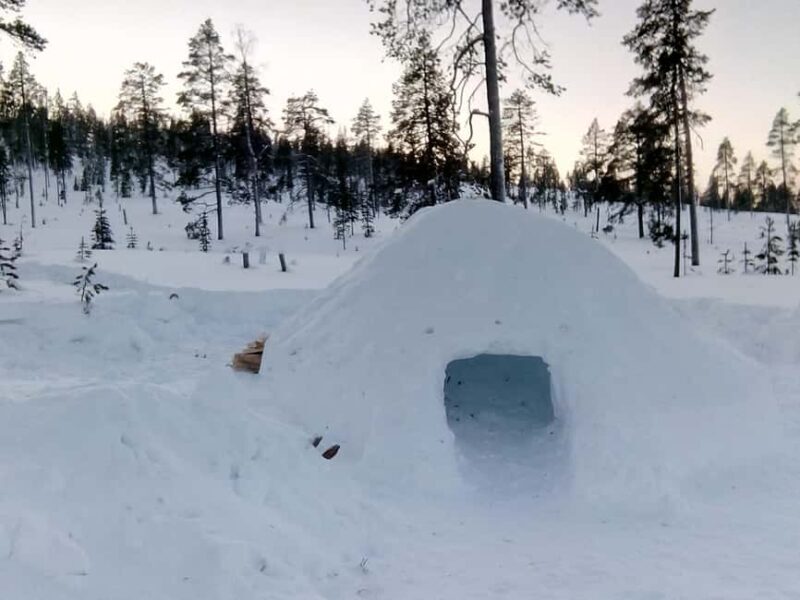 Rovaniemi: Building a Snow Igloo - Rovaniemi: Building a Snow Igloo