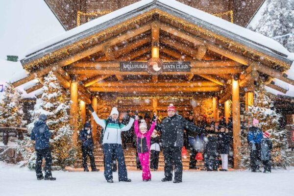 Rovaniemi: Private Pro Photoshoot in Santa Claus Village - Customer Experiences