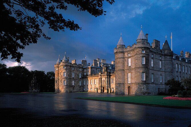 Royal Edinburgh Overnight Tour by Rail from London - The Sum Up