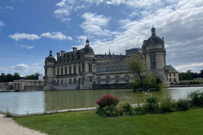 Royal getaway to the Domaine de Chantilly in Van Premium - Château de Chantilly: A Visual Feast