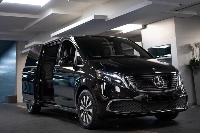 Royal getaway to the Domaine de Chantilly in Van Premium - Return to Paris: Relaxed and Unhurried