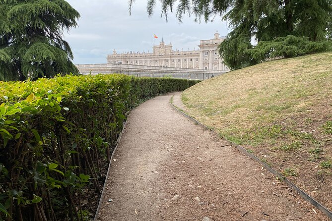 Royal Palace Madrid Small Group Tour With Skip the Line Ticket - Tour Guides