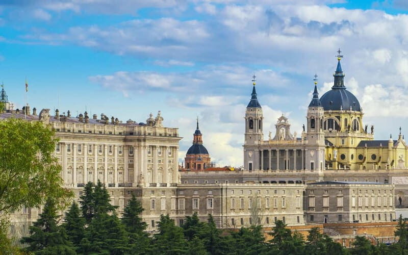 Royal Palace of Madrid: Private tour with entrance included - Good To Know