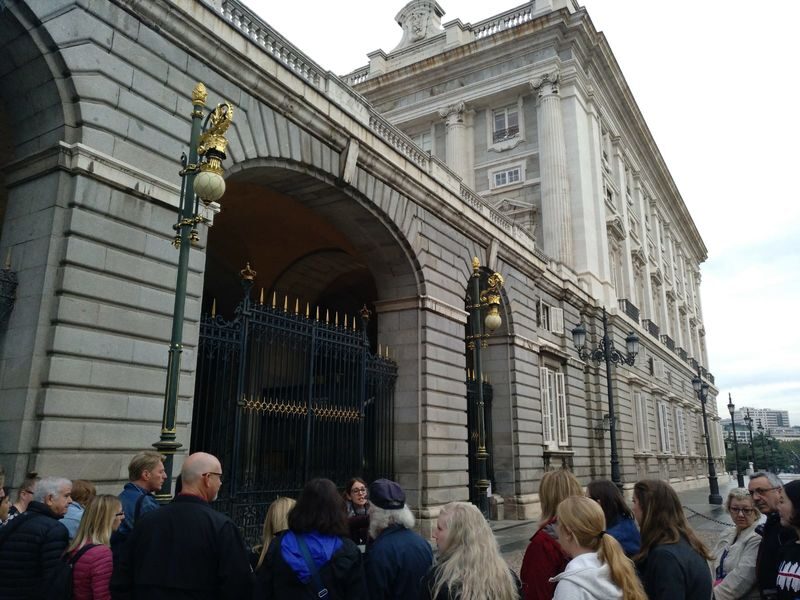 Royal Palace of Madrid Small Group Guided Tour - The meeting point deserves extra attention