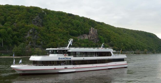 Rüdesheim Am Rhein: Christmas Boat Cruise on the Rhine - Onboard Amenities and Experience