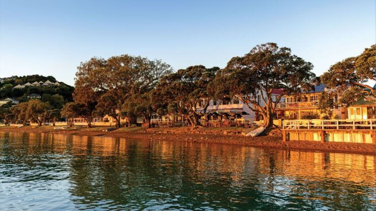 Russell: 1-Hour Sightseeing Tour by Coach & Long Beach - Historical Highlights