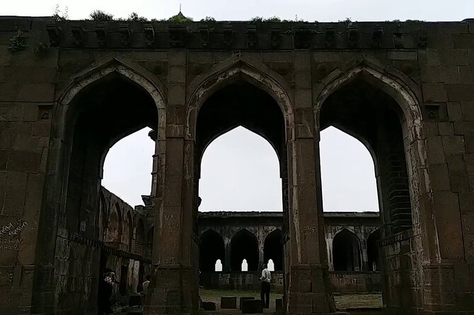 Sacred Sanctuaries: Omkareshwar & Asirgarh Fort Day Tour - Meeting and Pickup Details