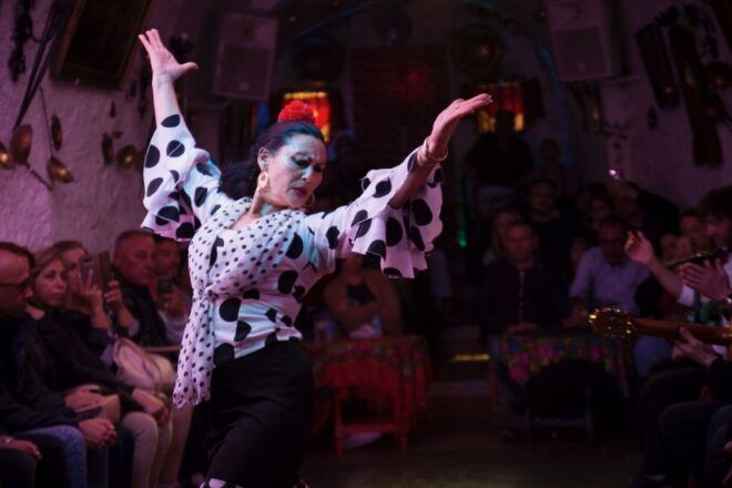 Sacromonte: Flamenco Show at Cuevas Los Tarantos Tickets - Meeting Point and Important Information