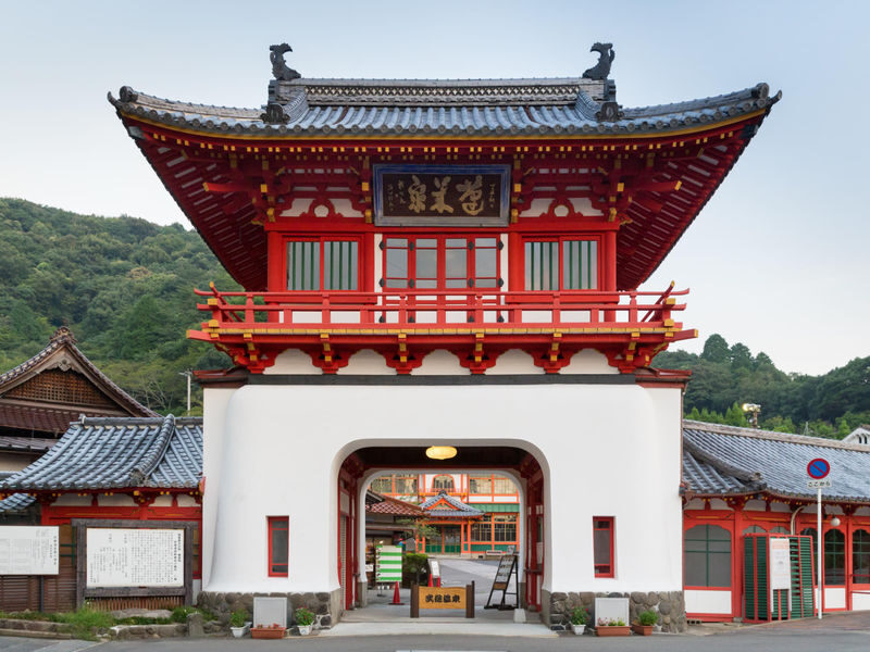 Saga: Yutoku Inari Shrine & Takeo Onsen & Ouo Shrine Strawberry Picking Day Trip (Lunch Included) - Yutoku Inari Shrine’s hillside setting