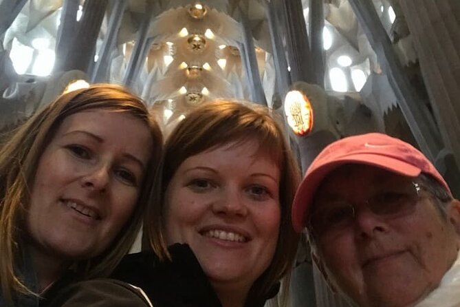 Sagrada Familia and Casa Mila Walking Tour With Glass of Cava - Meeting Point Details