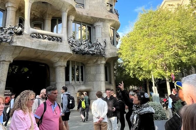 Sagrada Familia and Casa Mila Walking Tour With Glass of Cava - Directions and Accessibility