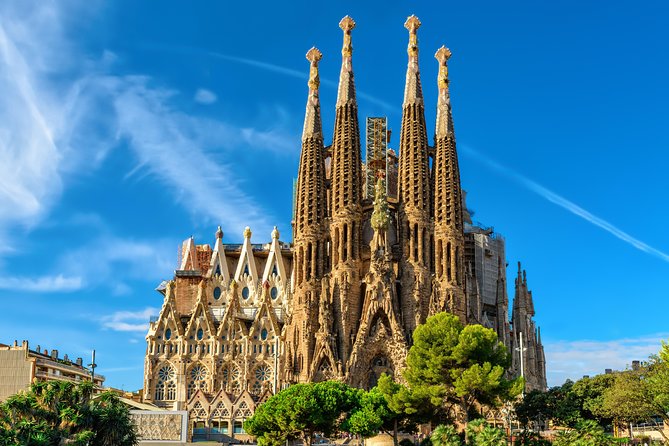 Sagrada Familia and Old Town Private Tour With Hotel Pick-Up - Meeting and Pickup