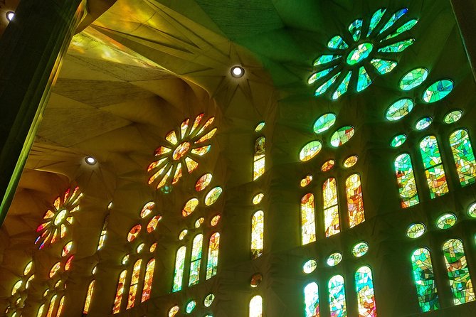 Sagrada Familia English Guided Tour & Optional Tower Access - Whats Included
