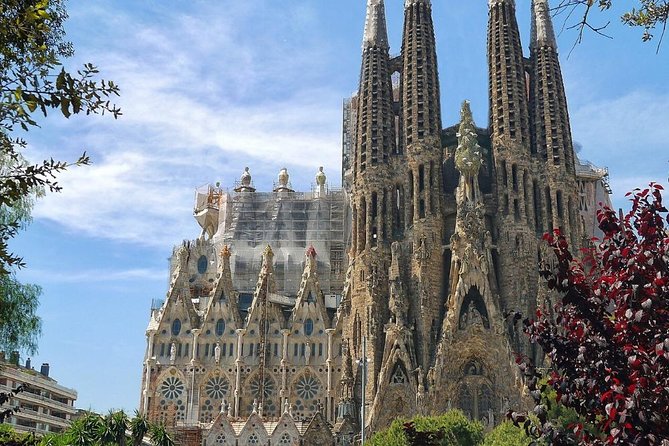 Sagrada Familia: Fast Track Guided Tour With Optional Tower - Inclusions