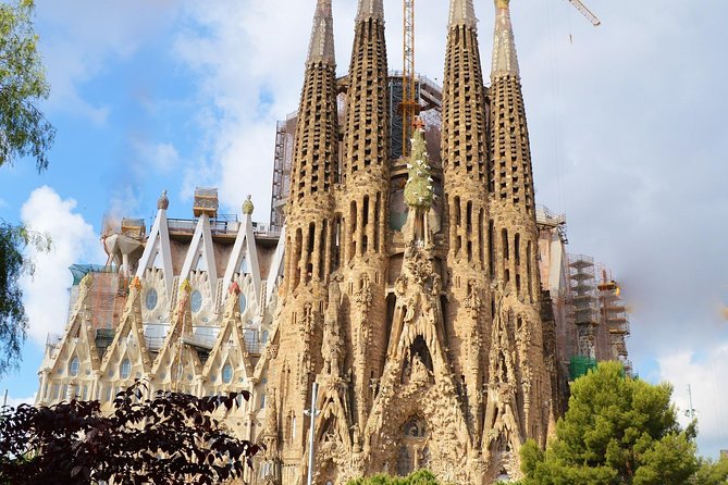 Sagrada Familia: Fast Track Guided Tour With Optional Tower - Positive Experiences