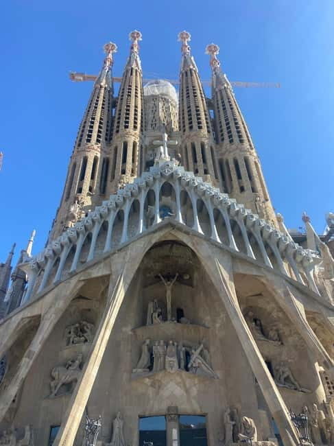 Sagrada Familia Guided Tour in English: Small group - An In-Depth Look at the Tour Experience