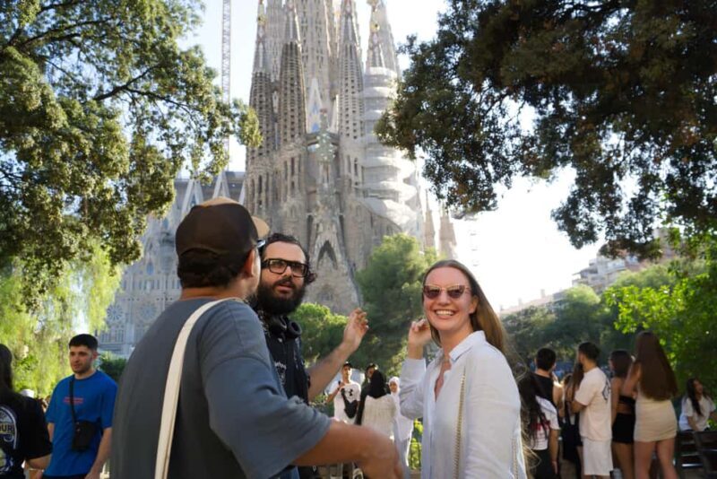 Sagrada Família & More: Barcelona Tour + Candy Tasting - Discover the Charm of Barcelona on a Guided Tour with Sagrada Família & Candy Tasting