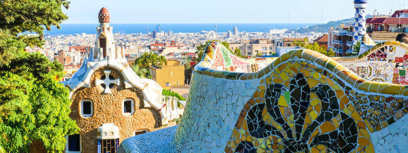 Sagrada Familia & Park Guell Tour with Transport - The guide and group setup matter