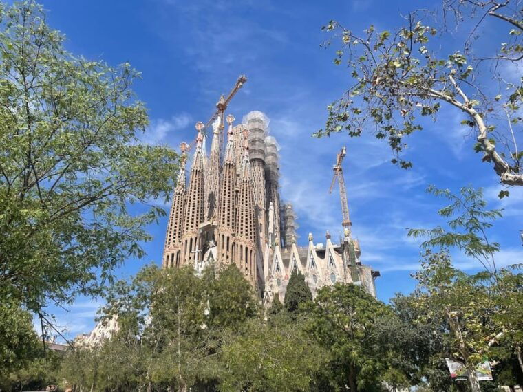 Sagrada Familia Skip-The-Line Guided Tour - Itinerary Details