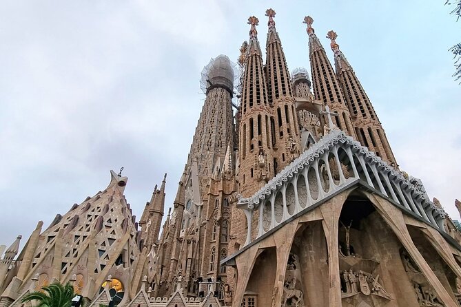 Sagrada Familia Skip the Line Ticket With Audioguide - Audioguide Features and Benefits