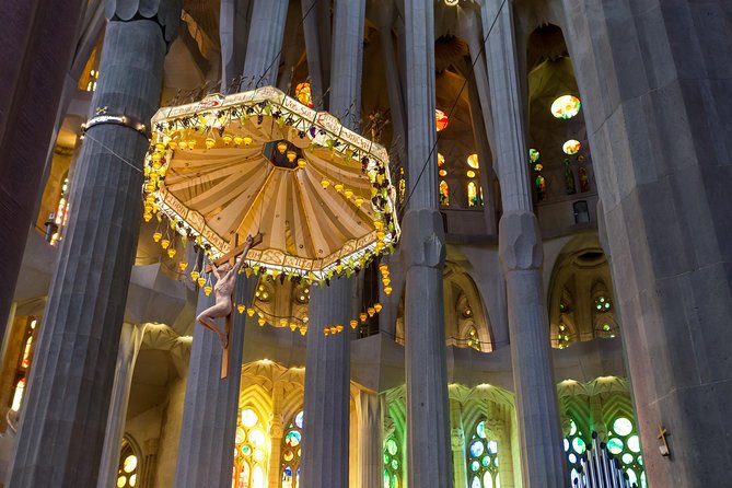 Sagrada Familia Small Group Guided Tour - Building Features and Local Area