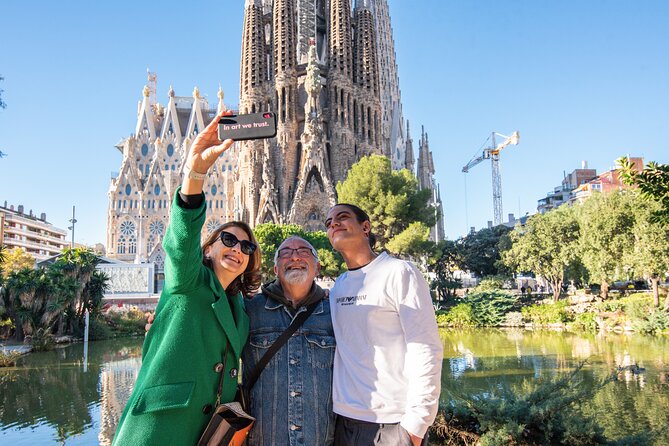 Sagrada Familia Small Group Guided Tour With Skip the Line Ticket - Features and Benefits of the Small Group Guided Tour