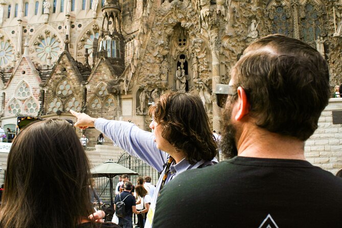 Sagrada Familia Small Group Guided Tour With Skip the Line Ticket - Skipping the Line and Bypassing the Crowd