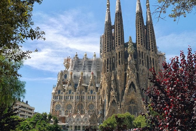 Sagrada Familia Small Group Tour With Skip the Line Ticket - Positive Reviews