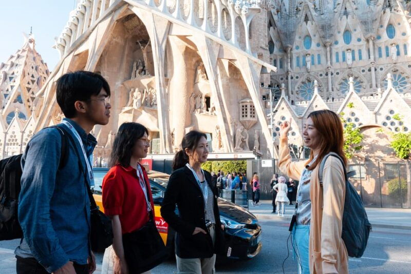 Sagrada Familia Tour With Express Entry and Local Guide - Itinerary and Highlights