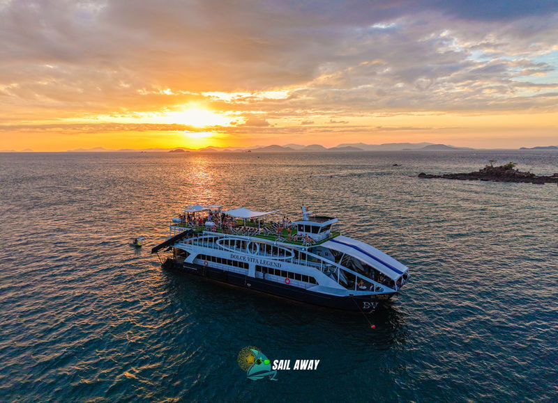 Sail Away | Phuket Boat Party | Phukets No1 Boat Party - What the afternoon on board feels like