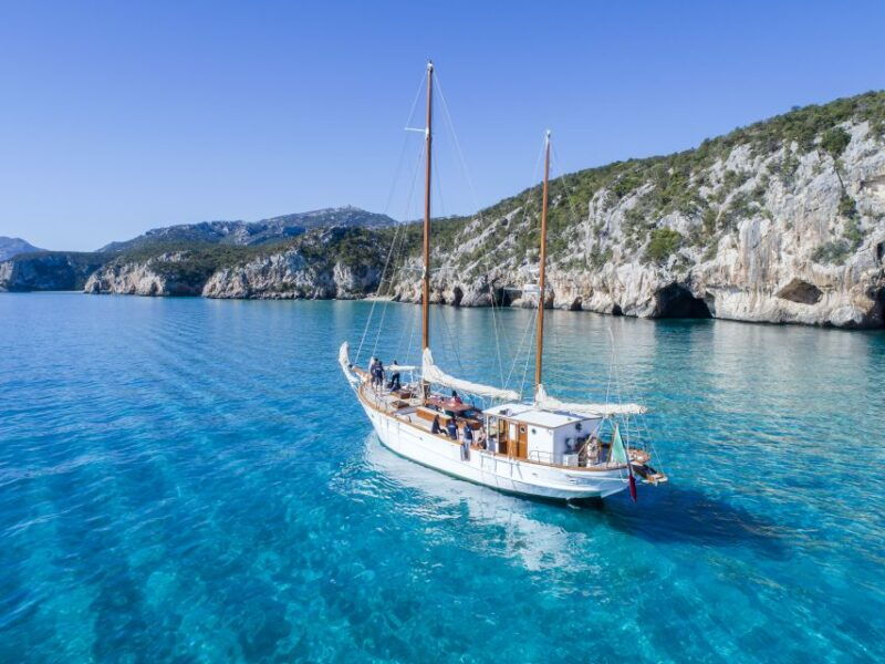 Sailing ship in exclusive, tour around the Gulf of Orosei - The Sum Up