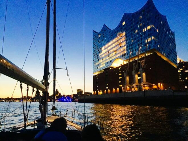 Sailing Trip the Elbe by Night, Hamburg/Elbe - Onboard Amenities and Services