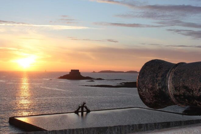Saint-Malo & Dinard- Day Trip With Luxury Minivan From Paris - Tour Features