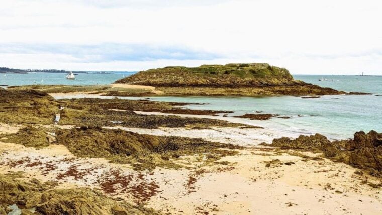 Saint Malo: Leisurely Stroll Through Historical Old Town - Interactive Engagement Along the Way