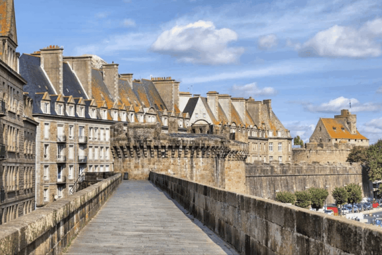 Saint-Malo: Private Guided Tour of the Historic Walled City - Exploring Saint Vincents Cathedral