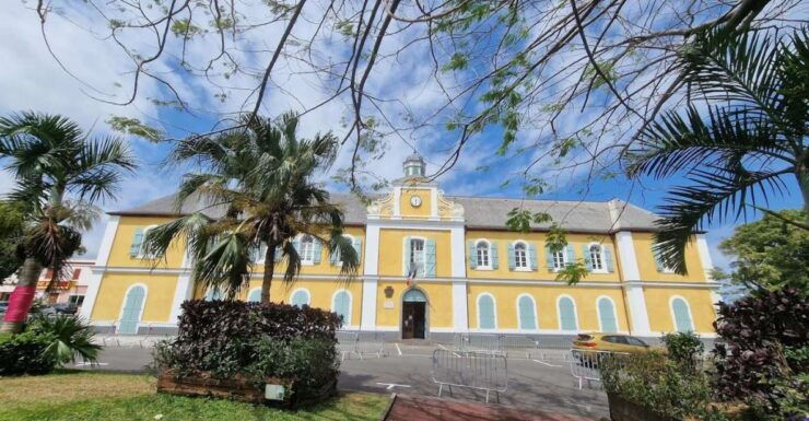 Saint-Pierre : Outdoor Escape Game Robbery In The City - Language Options and Accessibility