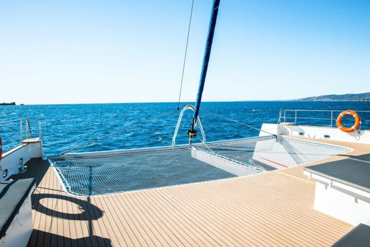Saint Raphael : Cap Taillat Full Day and Meal Cruise - Onboard Amenities and Dining Options