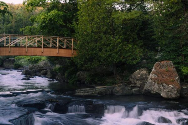 Saint-Sauveur: Relaxation Session in a Nordic Thermal Spa - Seasonal Variations in Outdoor Bath Access
