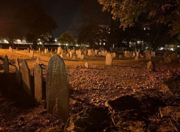 Salem, MA: Specters & Apparitions: a Ghost Hunting Tour - Discovering the Old Burying Point Cemetery