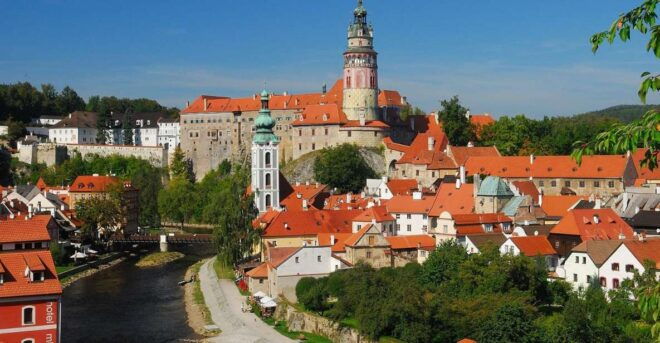 Salzburg: Sightseeing Transfer to Prague via Cesky Krumlov - Itinerary