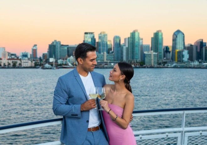 San Diego: Buffet Fall-Themed Dinner Cruise With Drinks - Entertainment and Atmosphere