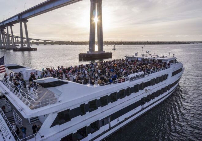 San Diego: Christmas Day Buffet Brunch or Dinner Cruise - Key Features