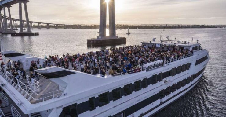 San Diego: Christmas Eve Buffet Brunch or Dinner Cruise - Menu Offerings