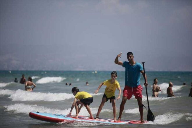 San Juan Beach: Paddle Surf Table Rental + Snack and Drink - Board Rental Process
